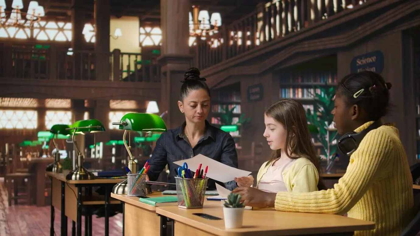 Niña escolar afroamericana usando un rotulador fluorescente para resaltar palabras clave.