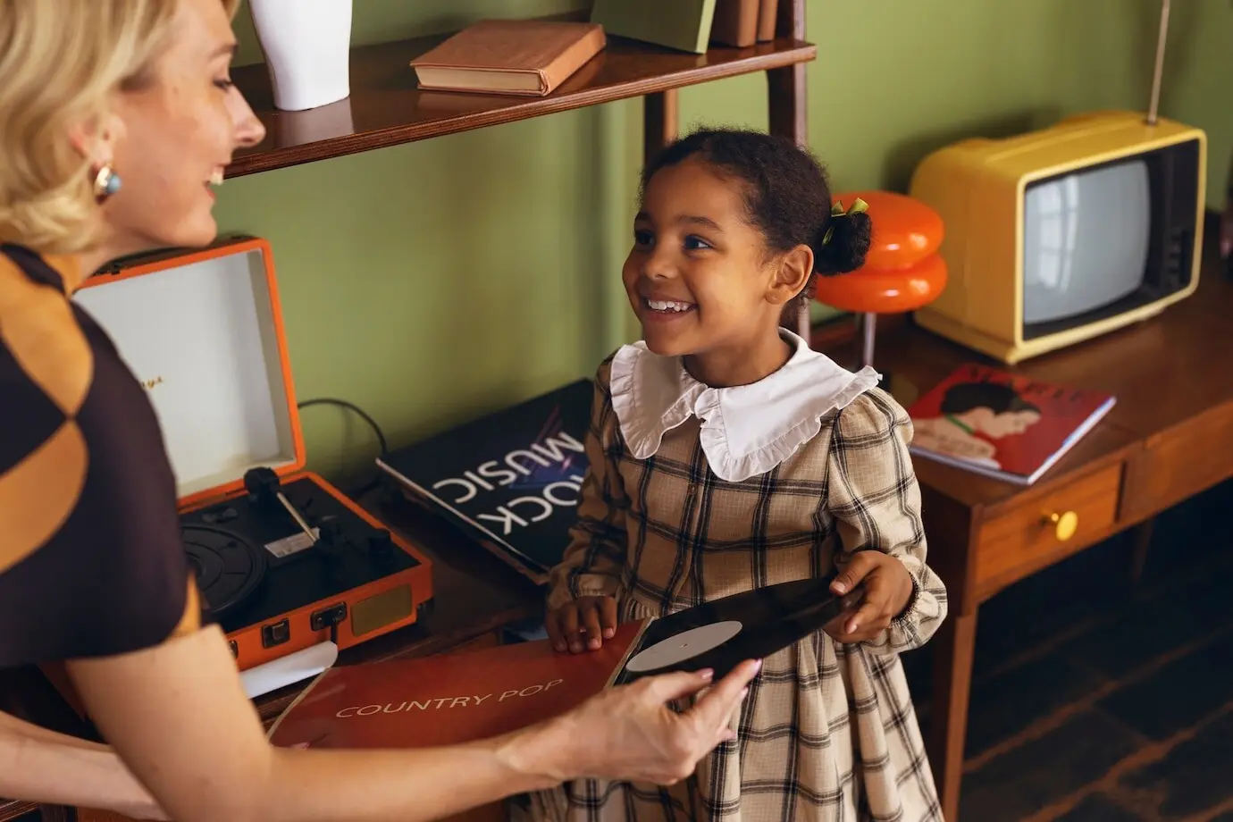 Familia moderna con estilo retro vista desde un ángulo elevado