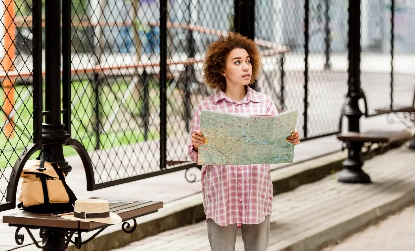 Mujer joven consultando un mapa para un nuevo destino.