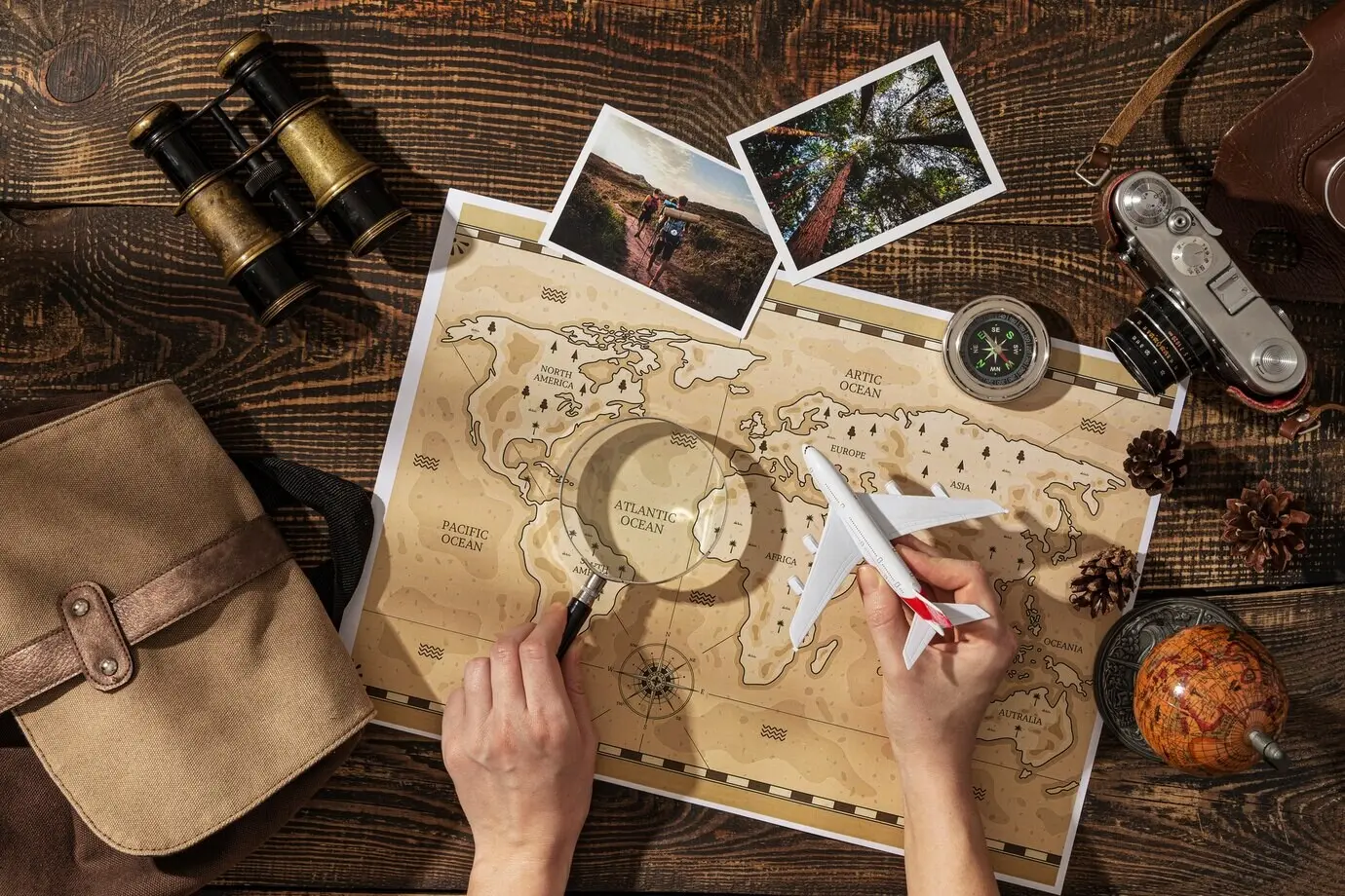 Vista superior de una mano sosteniendo una lupa.